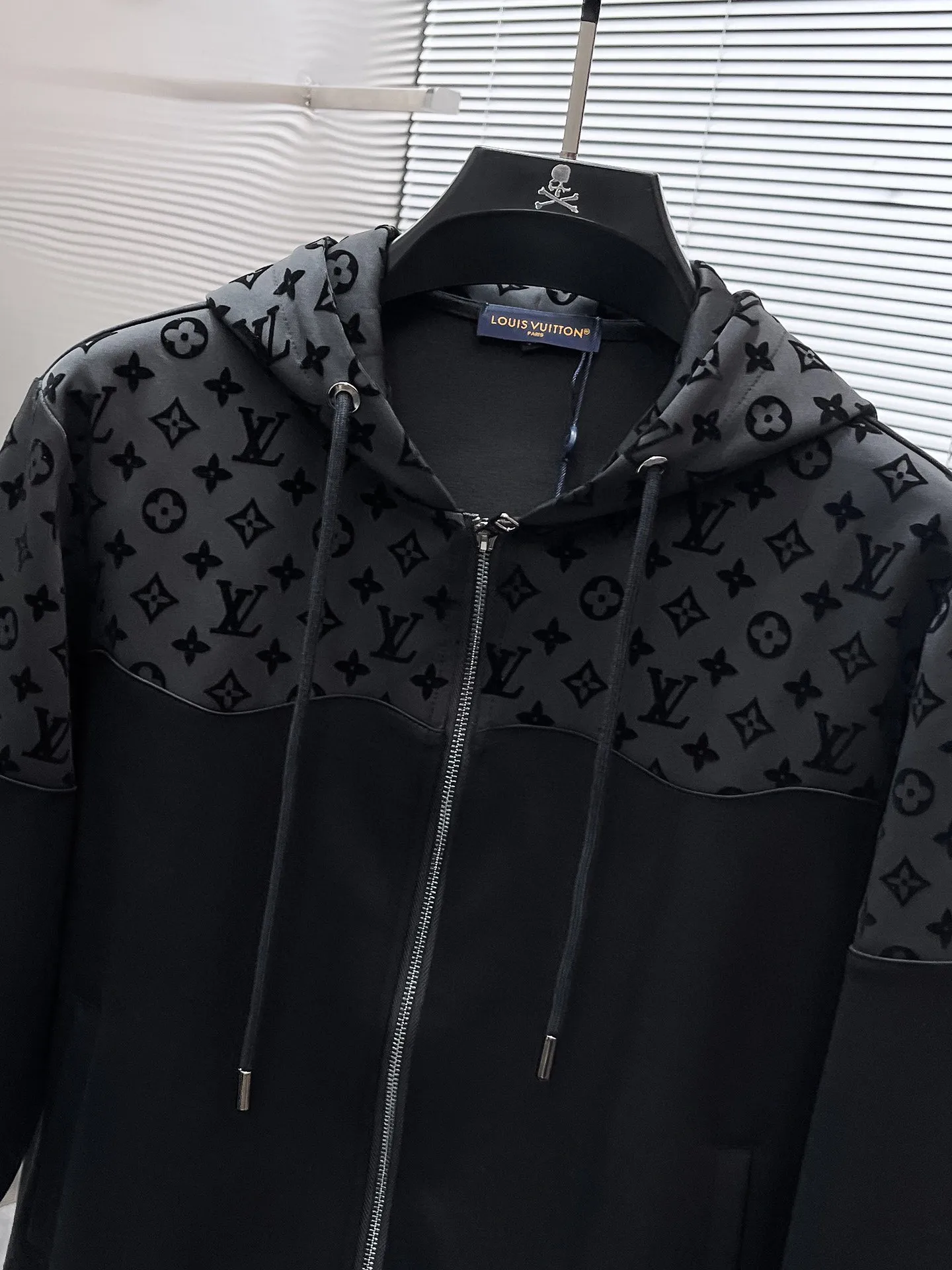 🅿️720 LV hot-selling suit is coming. Focus on the original version of the official website. 2025 new hot-selling cardigan suit. The original order is the best. 🇭🇰The meticulous work of top designers. It has a fitting and perfect upper body effect. All-natural high-quality Tencel Roman cotton 100%, close-fitting comfort, noble and elegant! Original hardware embodies elegance and nobility! Counter size: M-3XL (maximum wear up to 190 pounds)